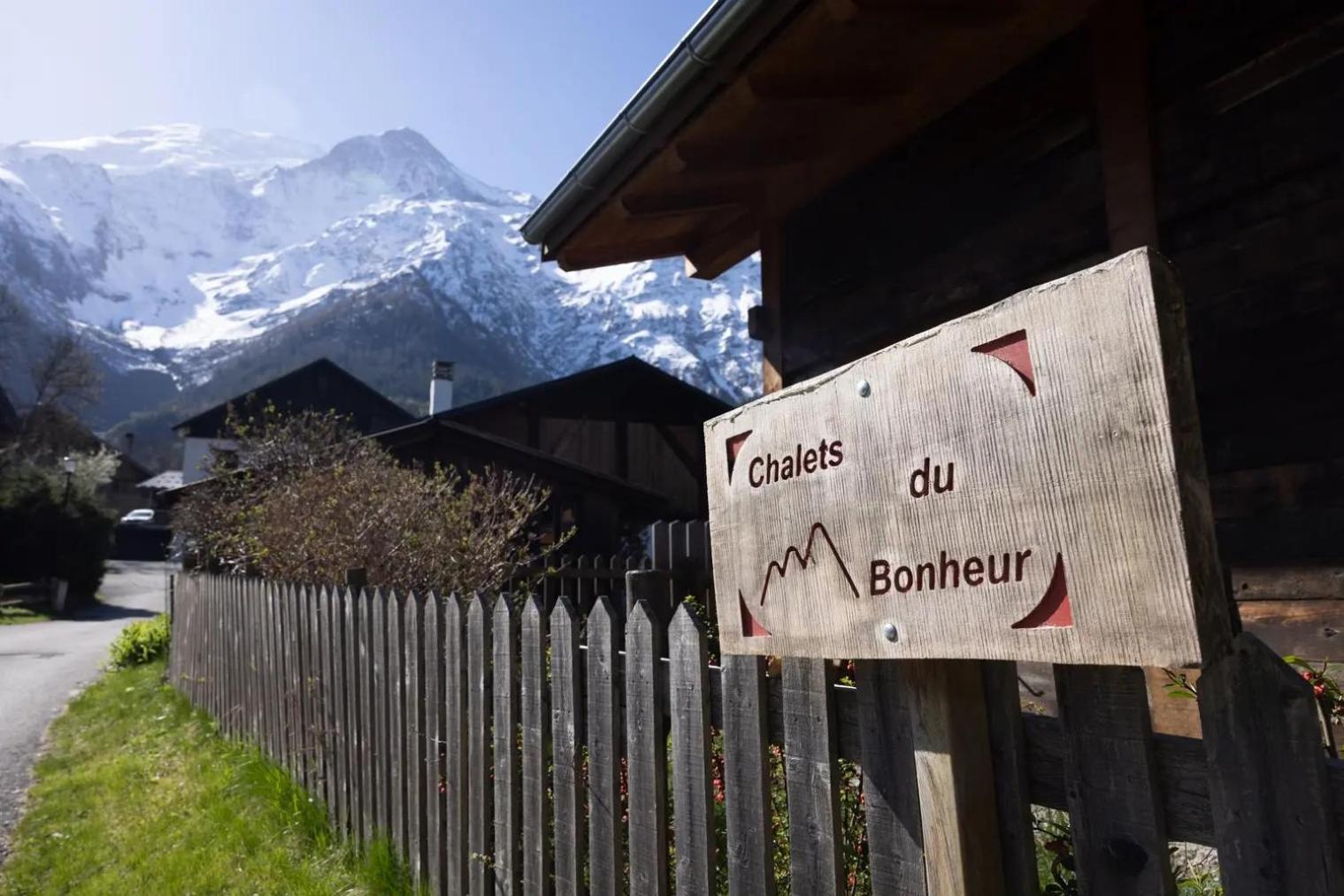 Les Chalets Du Bonheur เลอุชส์ ภายนอก รูปภาพ